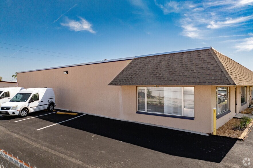 More Photos Of 1013-1017 SE 12th Ave, Cape Coral Industrial For Lease