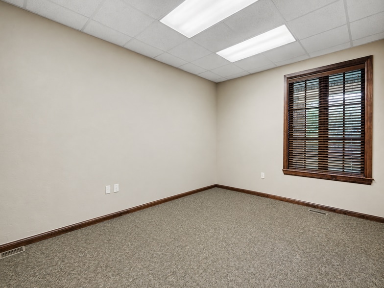 More Photos Of 16301-16305 N May Ave, Edmond Office For Lease