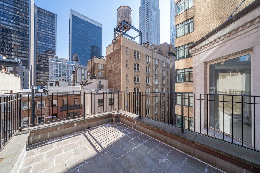 More Photos Of 31 W 54th St, New York Storefront Retail Office For Sale