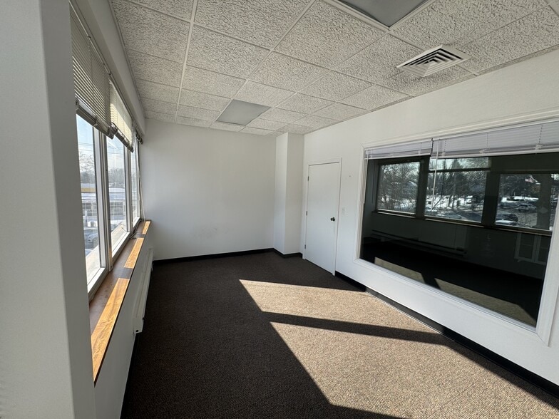 More Photos Of 240 Plandome Rd, Manhasset Office For Lease