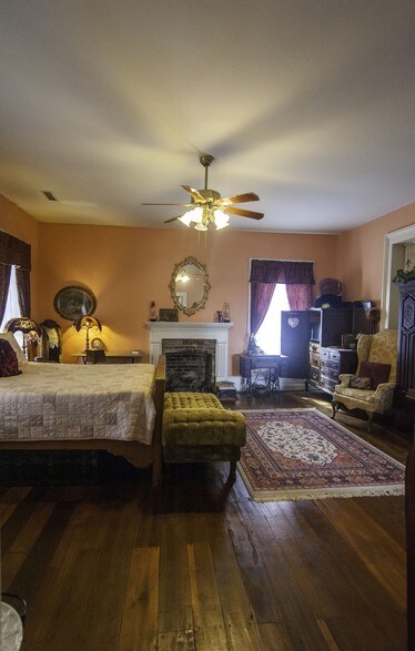 More Photos Of 313 S Green St, Glasgow Hospitality For Sale