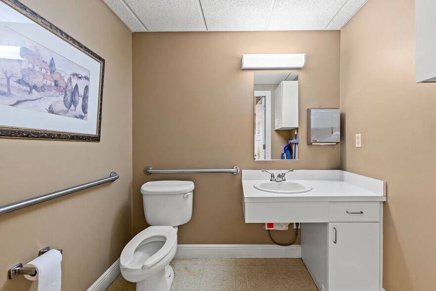 More Photos Of 1555 Indian River Blvd, Vero Beach Medical For Lease