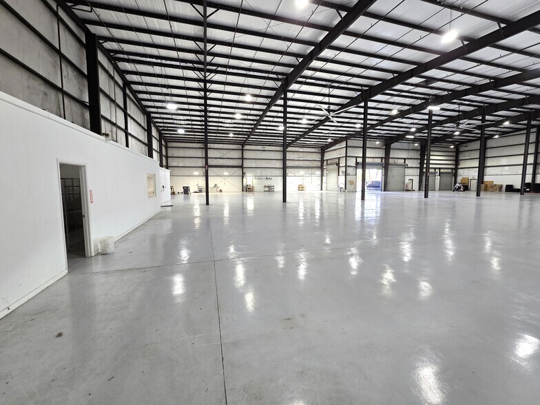 More Photos Of 6464 Parkland Dr, Sarasota Warehouse For Lease