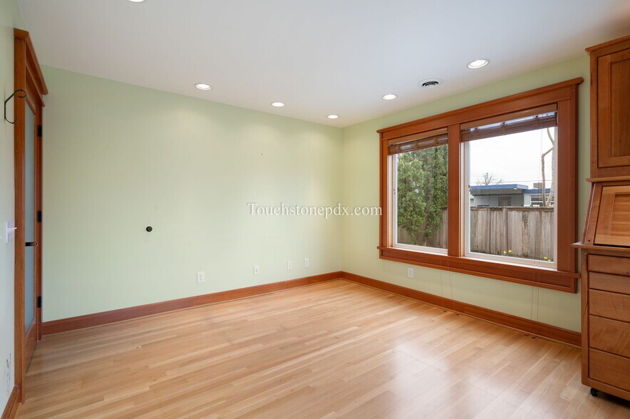 More Photos Of 685 Portland Ave, Gladstone Medical For Lease