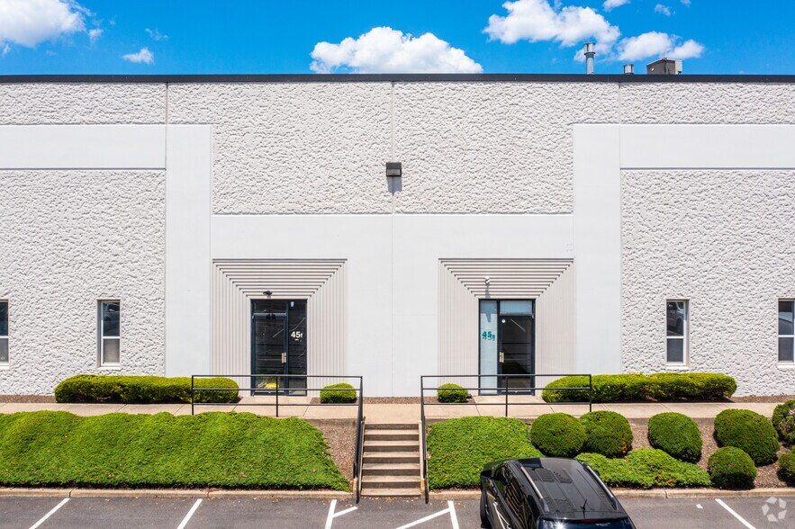 More Photos Of 45 Runway Rd, Levittown Warehouse For Lease