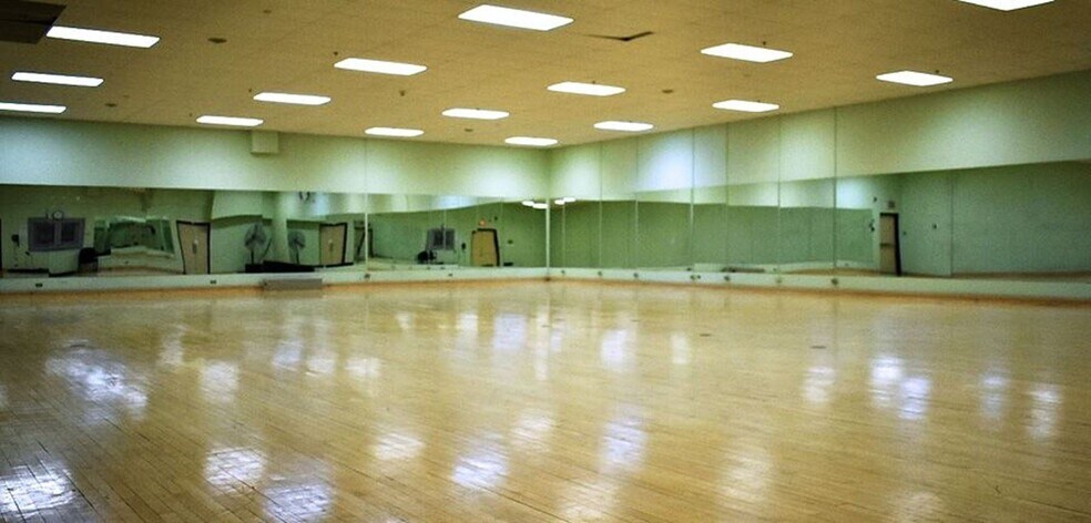 More Photos Of 1940 McIntyre St, Regina Schools For Lease