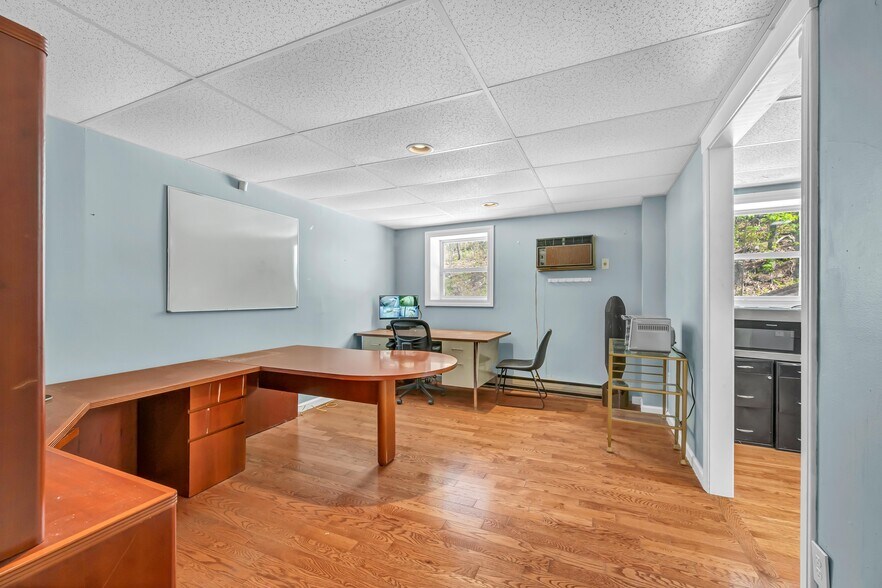 More Photos Of 2391 S Main St, Waterbury Showroom For Lease