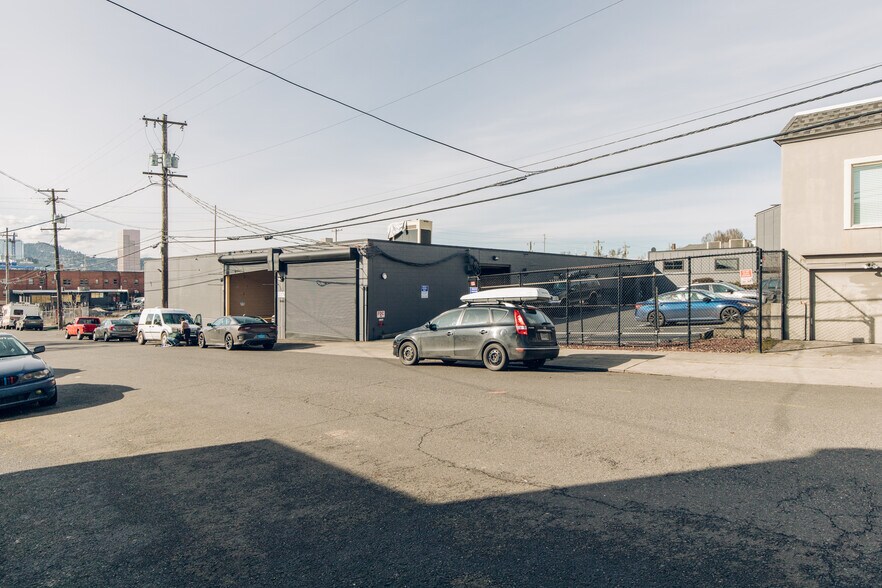 More Photos Of 1005 SE Washington St, Portland Service For Lease