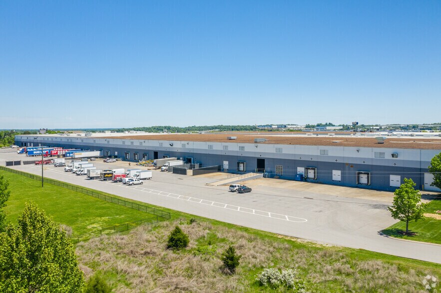 More Photos Of 4000-4010 Centre Pointe Dr, La Vergne Distribution For Lease