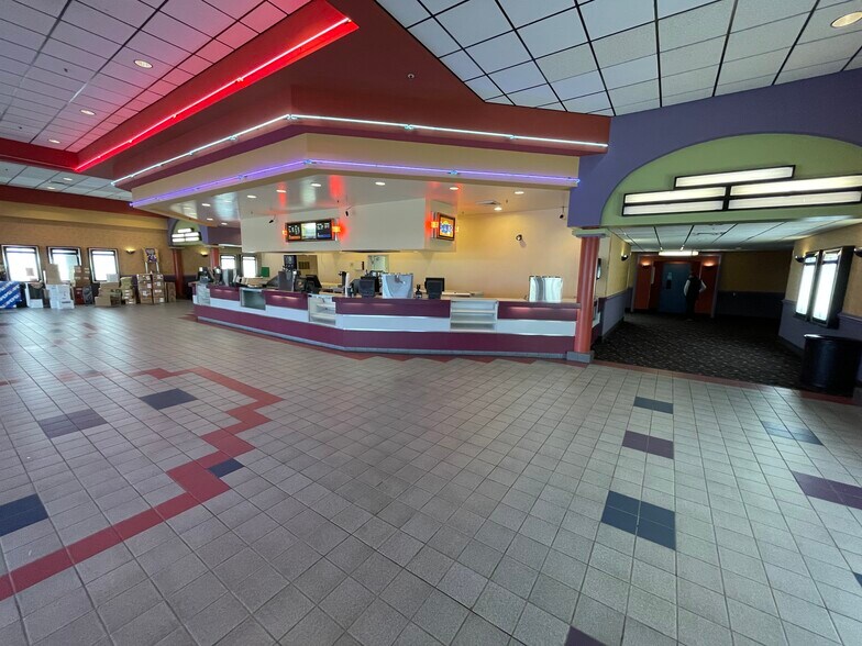More Photos Of 1075 Parkway Blvd, Flowood Movie Theatre For Lease