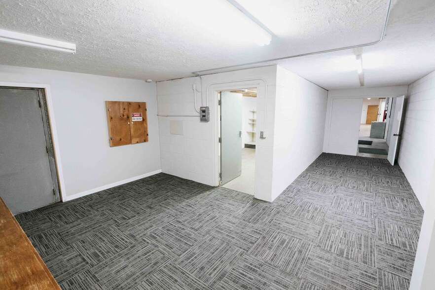 More Photos Of 2565 16th Ave, Columbus Light Manufacturing For Sale