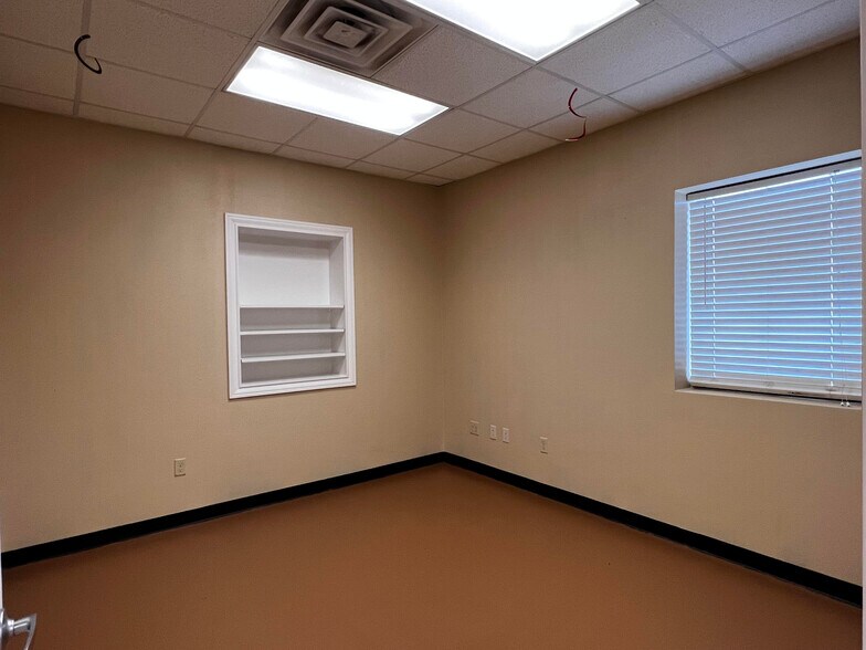 More Photos Of 1010 S Meadow Ave, Odessa Warehouse For Sale