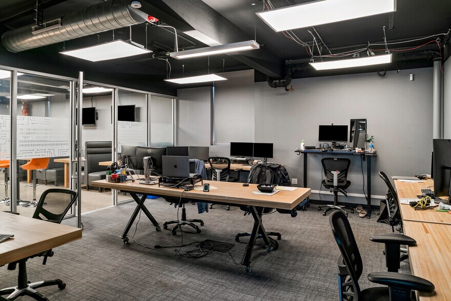 More Photos Of 400 W Maple Rd, Troy Office For Lease