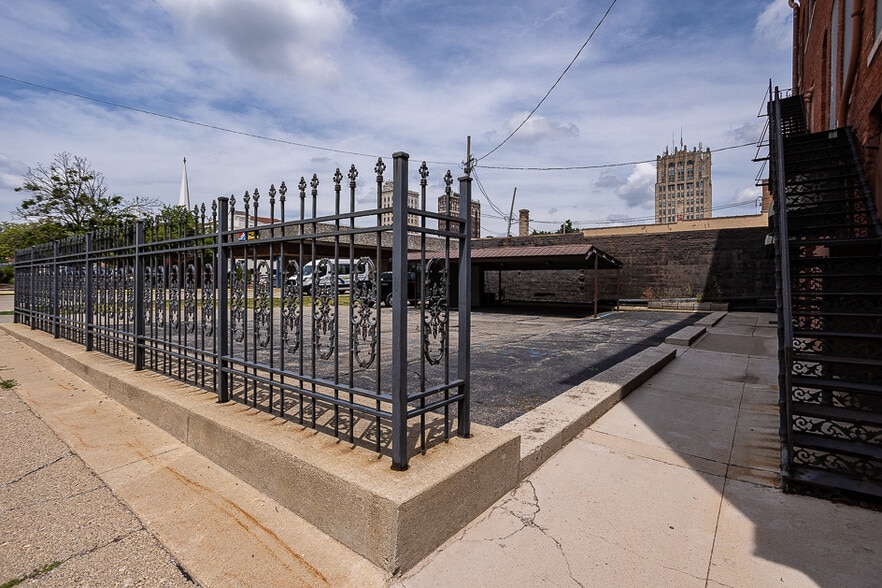 More Photos Of 100 W Washington Ave, Jackson Medical For Sale