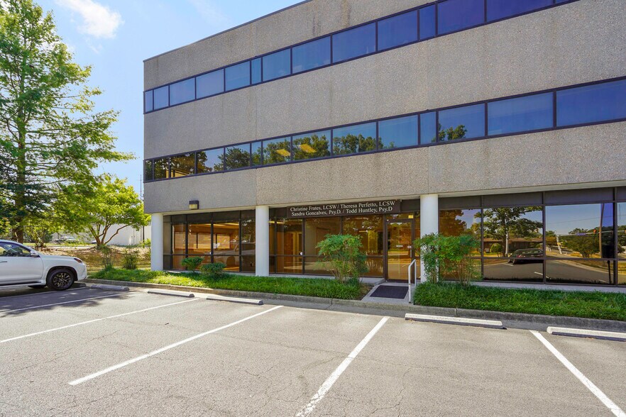 More Photos Of 131 Elden St, Herndon Medical For Lease