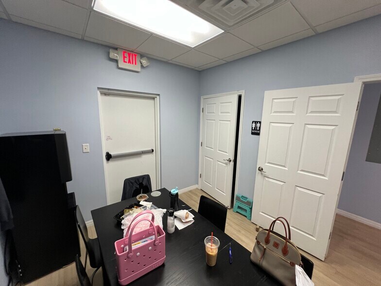 More Photos Of 13135 Kings Lake Dr, Gibsonton Medical For Lease