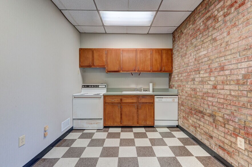 More Photos Of 3311 Burlington Rd, Greensboro Office For Sale