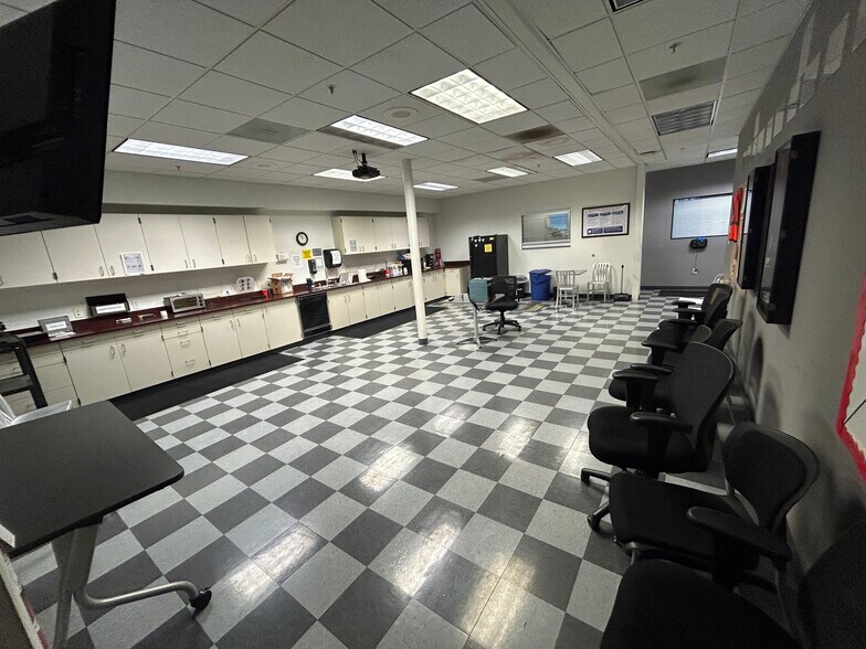 More Photos Of 360 Cortez Cir, Camarillo Warehouse For Lease