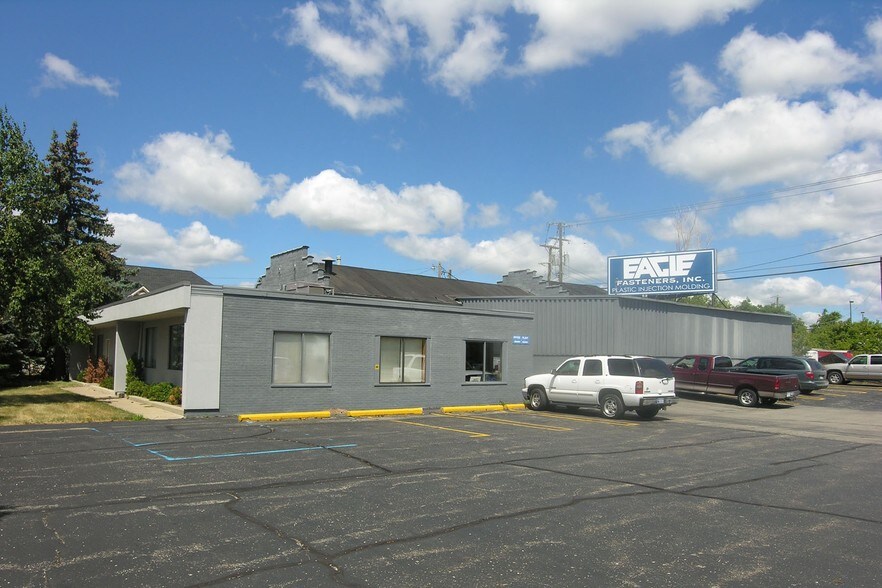 More Photos Of 2431 Pontiac Rd, Auburn Hills Warehouse For Lease