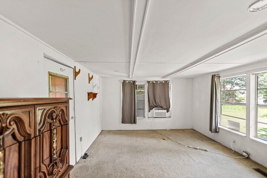 More Photos Of 138 Main St, Sharpsburg Flex For Sale