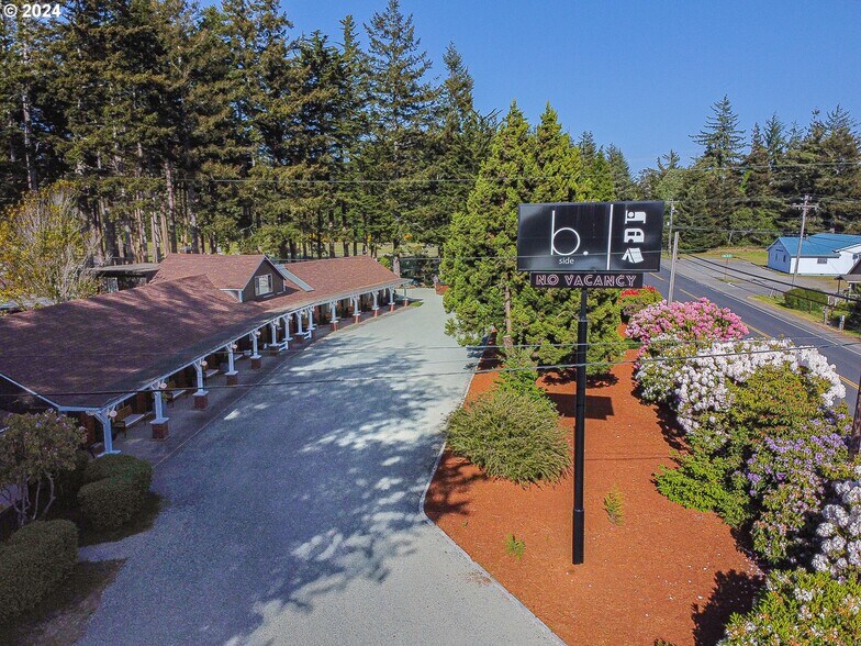 More Photos Of 1175 2nd St SE, Bandon Hotel For Sale