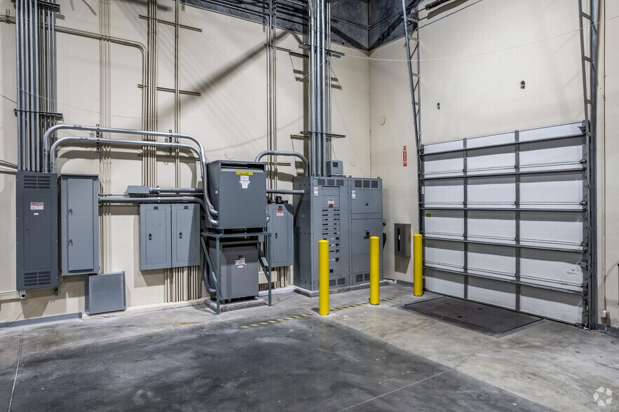 More Photos Of 2511 Corporate Way, Palmetto Light Distribution For Lease