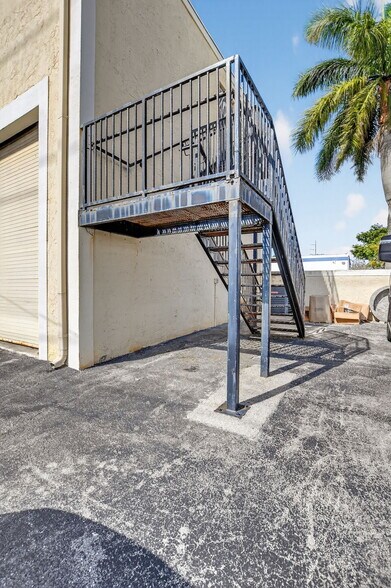 More Photos Of 13 SW 10th St, Deerfield Beach Flex For Lease