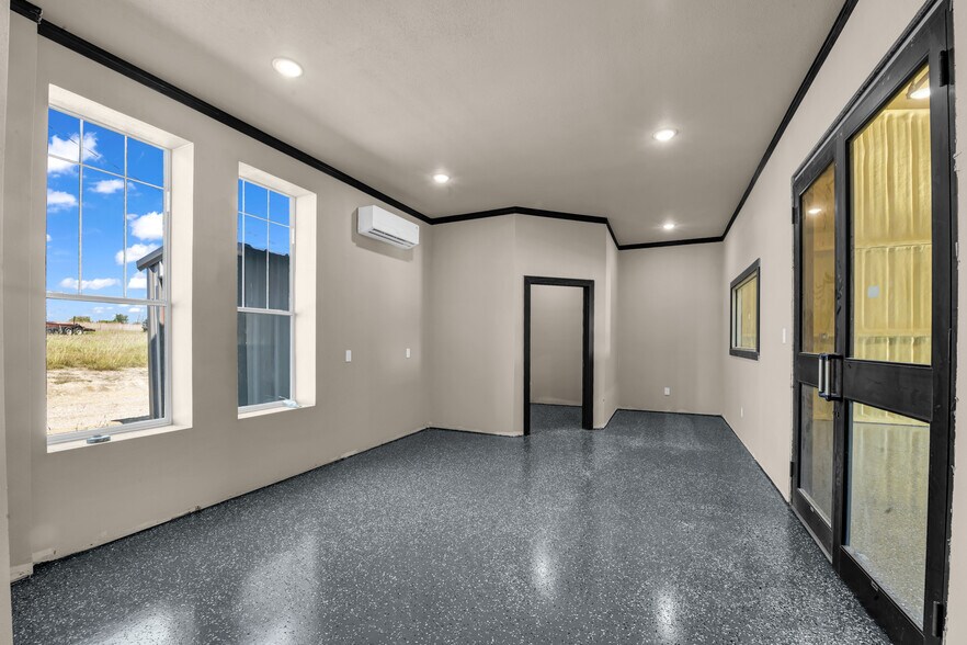 More Photos Of 5989 N FM 51, Weatherford Showroom For Sale