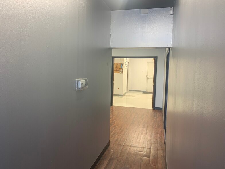 More Photos Of 2703-2717 S I 35 Service Rd, Oklahoma City Showroom For Lease