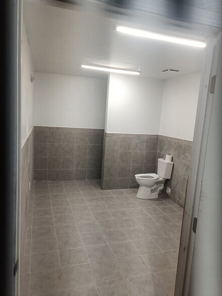 More Photos Of 150 N Piedras St, El Paso Distribution For Lease