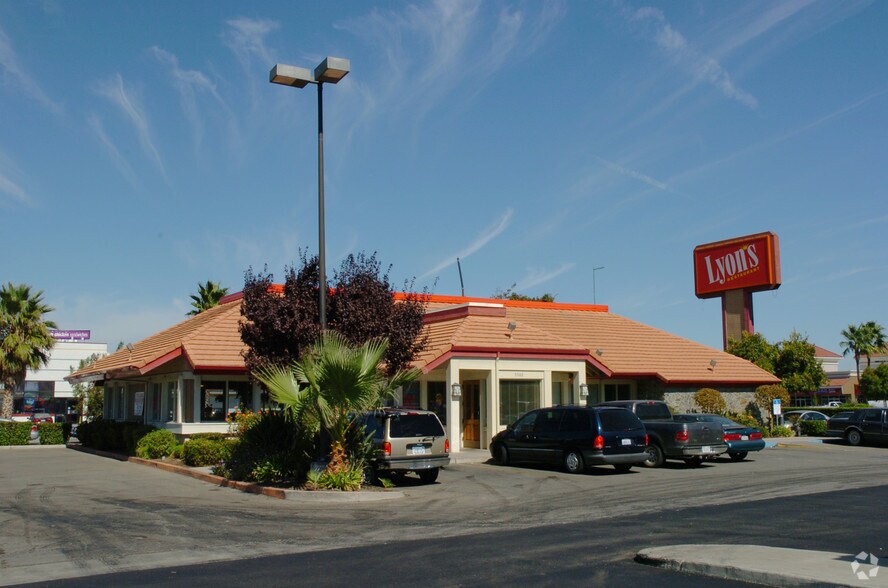 More Photos Of 3320 N Tracy Blvd, Tracy Drugstore For Lease