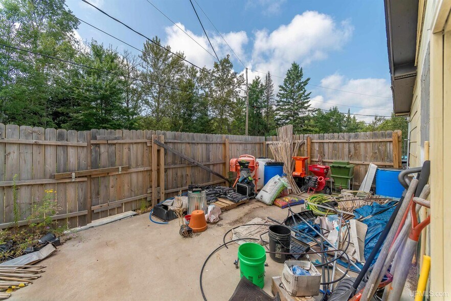 More Photos Of 154 Evergreen St, Republic Storefront For Sale