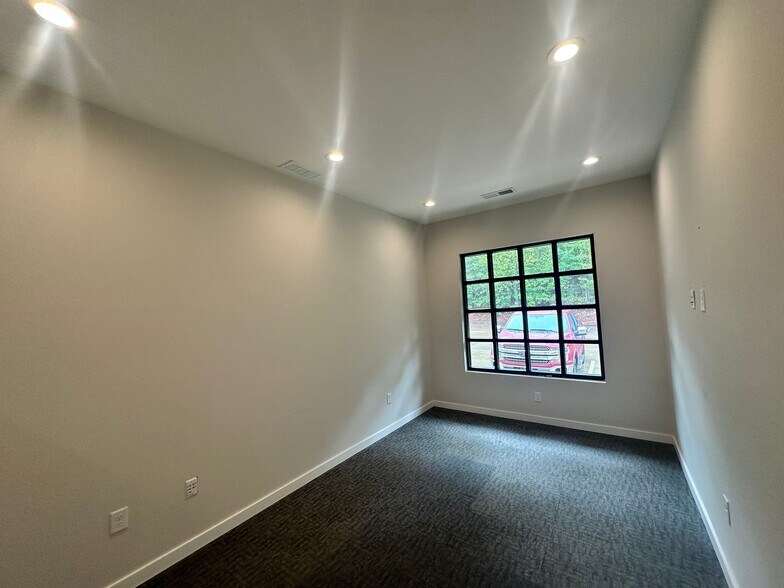 More Photos Of 6110 McFarland Station Dr, Alpharetta Medical For Lease