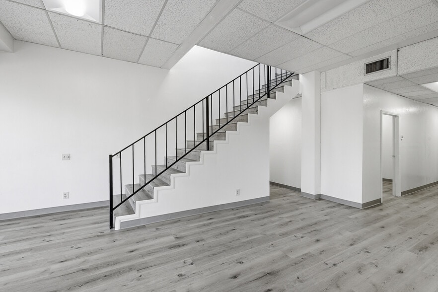 More Photos Of 10742 Burbank Blvd, North Hollywood Warehouse For Lease