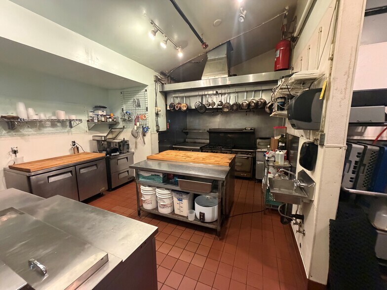 More Photos Of 2039 SE Clinton St, Portland Storefront Retail Residential For Lease