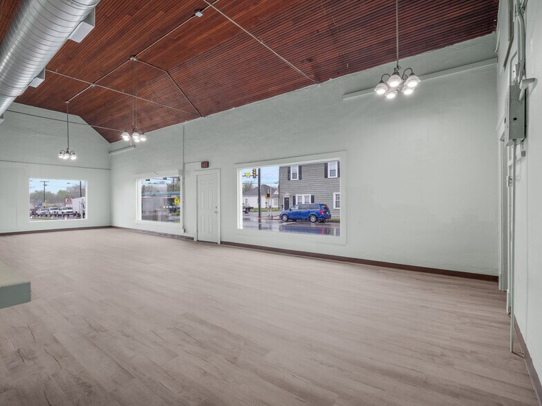 More Photos Of 200 E 4th St, Salem Freestanding For Lease