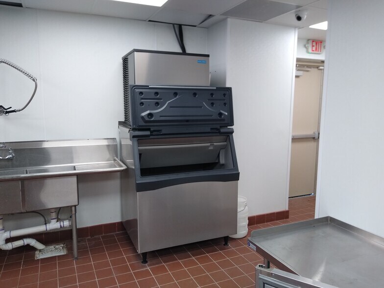 More Photos Of 800 S International Blvd, Hidalgo Freestanding For Lease