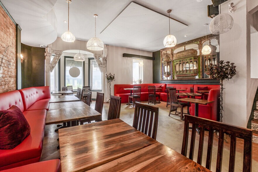 More Photos Of 1450 Rue Crescent, Montréal Restaurant For Lease