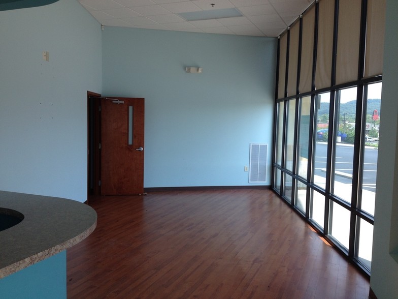 More Photos Of 7531-7569 Barnett Way, Powell General Retail For Lease