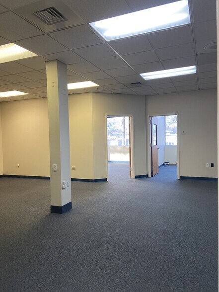 More Photos Of 610 Middle Country Rd, Saint James Auto Repair For Lease