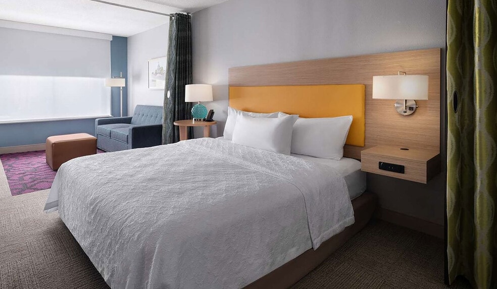 More Photos Of 9104 Keystone Crossing, Indianapolis Hotel For Sale