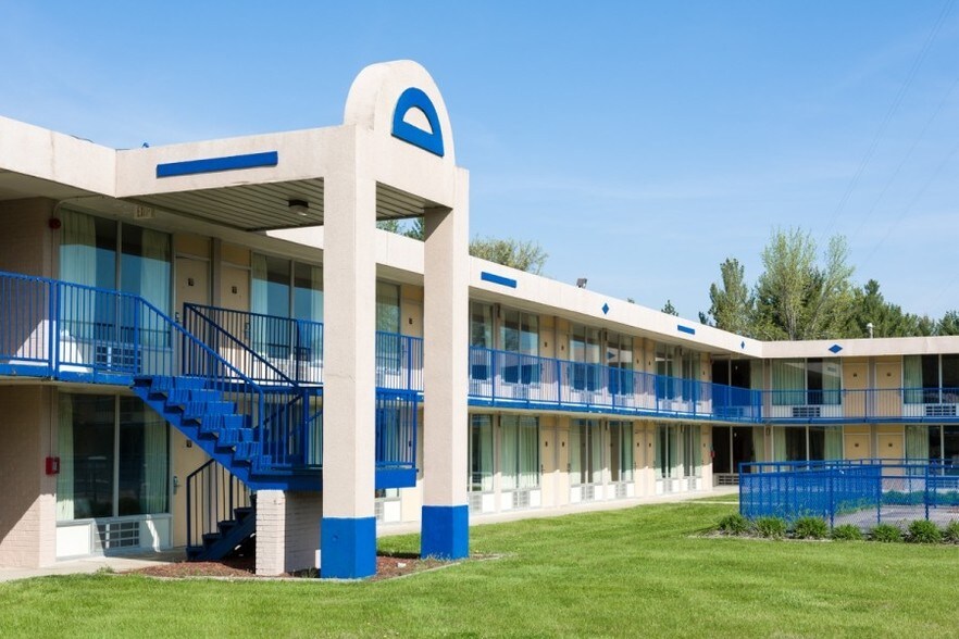 Primary Photo Of 1400 N Lafayette St, Macomb Hospitality For Sale