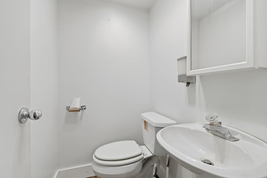 More Photos Of 25 S Lexington Springmill Rd, Mansfield Freestanding For Sale