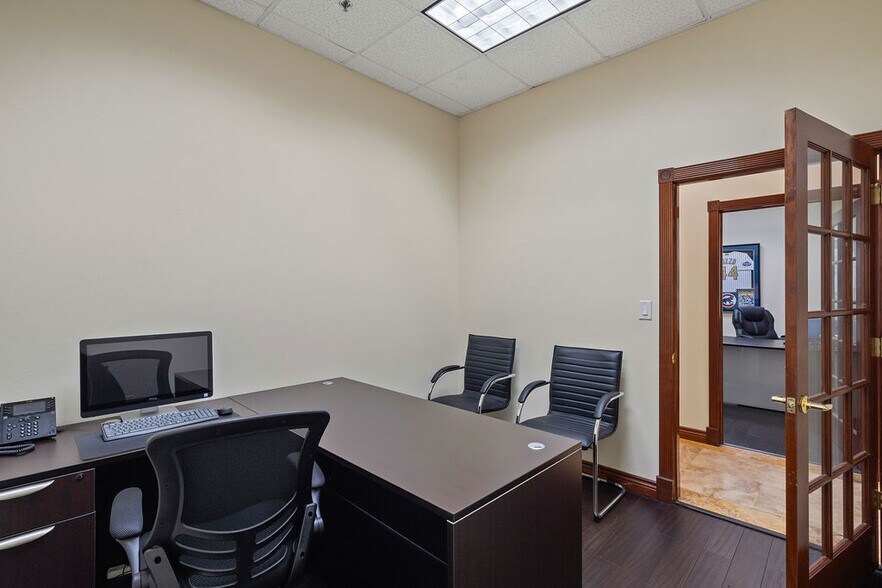 More Photos Of 7901 Kingspointe Pky, Orlando Showroom For Sale