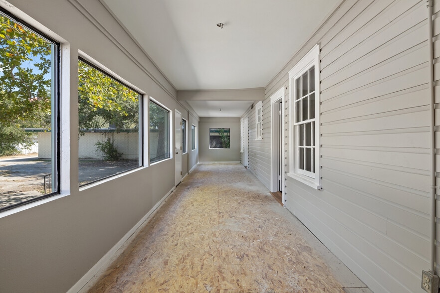 More Photos Of 620 N Main St, Taylor Storefront Retail Office For Sale