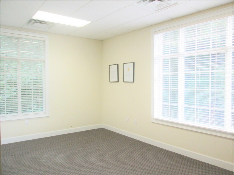 More Photos Of 4568 Lawrenceville Hwy NW, Lilburn Office For Sale