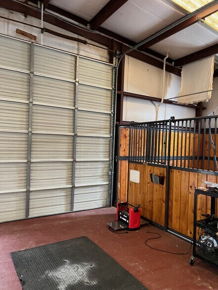 More Photos Of 3026C S Main St, Winston-Salem Veterinarian Kennel For Lease