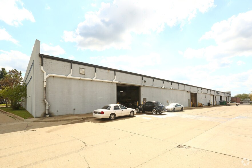 More Photos Of 7181-7207 Grand River Rd, Brighton Flex For Lease