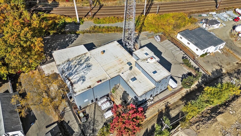 More Photos Of 50 Rockland Rd, Norwalk Warehouse For Lease