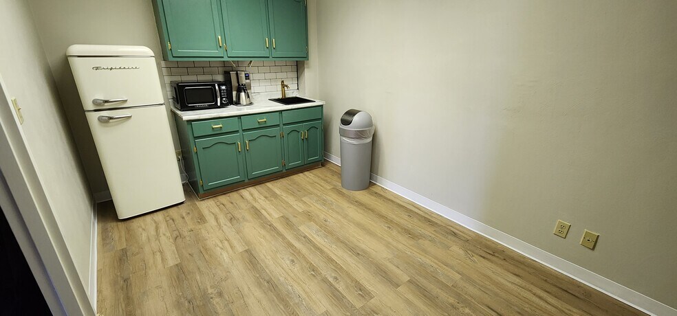 More Photos Of 2144 S Macarthur Blvd, Springfield Office For Lease